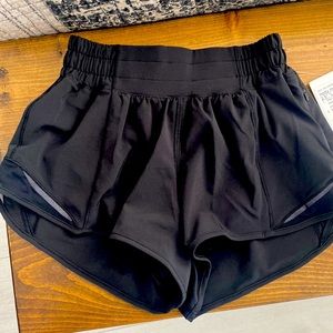 Lululemon Hotty Hot Low-Rise Lined Short 2.5"